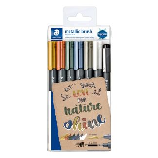 ESTUCHE 5 MARCADORES METALLIC BRUSH PEN + BLANCO + ROTULADOR PIGMENT LINER NEGRO STAEDTLER 8321 TB7